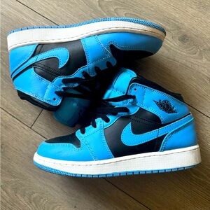 Mid Air Jordan 1 University Blue 💙
